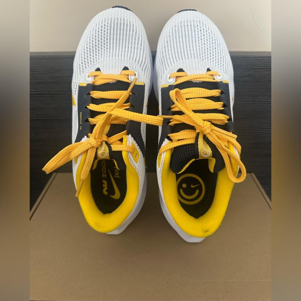 💙Nike Air Zoom Pegasus 40 "Michigan" Running Shoes Size 6.5 W or Men's Size 5💛 - Picture 8 of 14